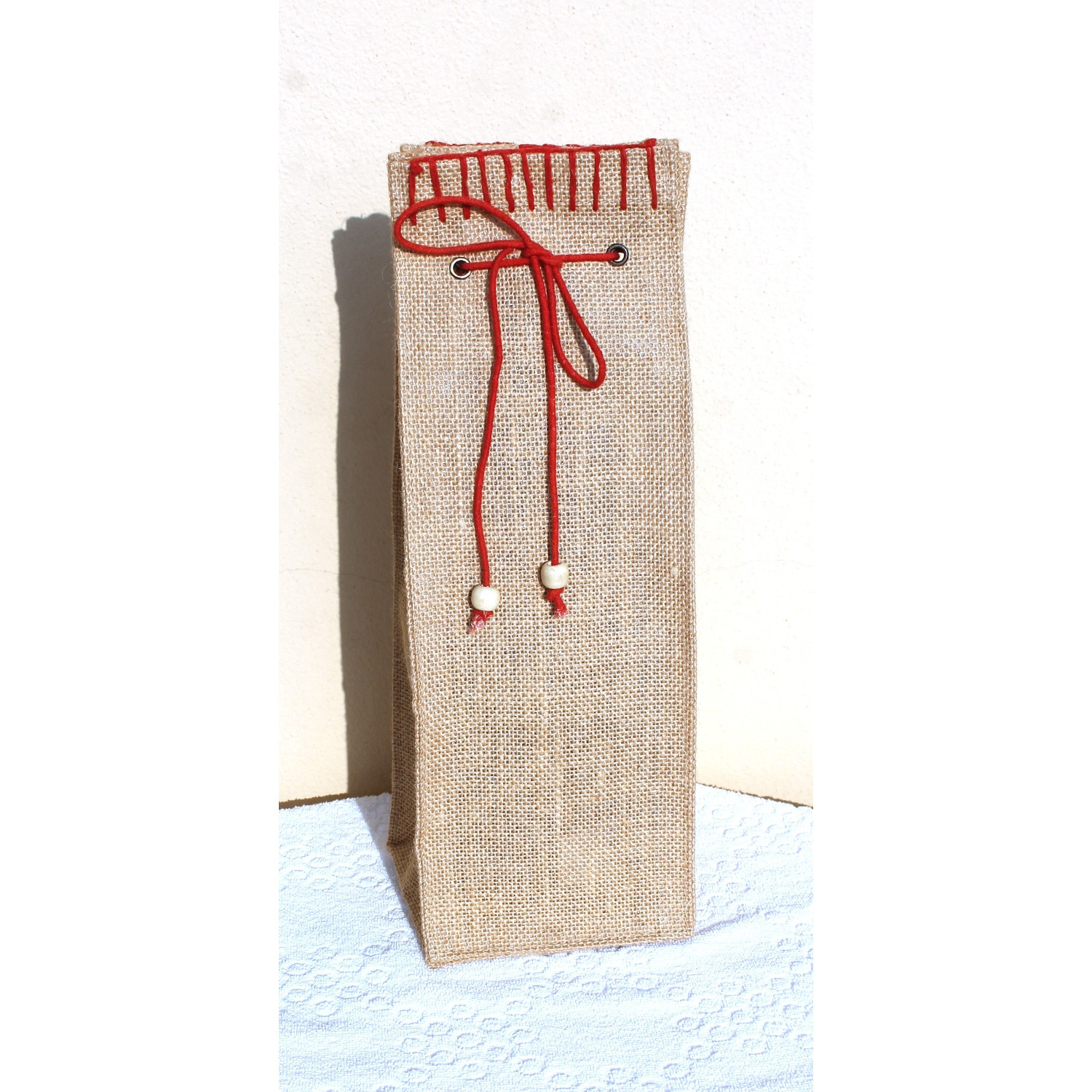 Porta bottiglia con ricamo rosso
